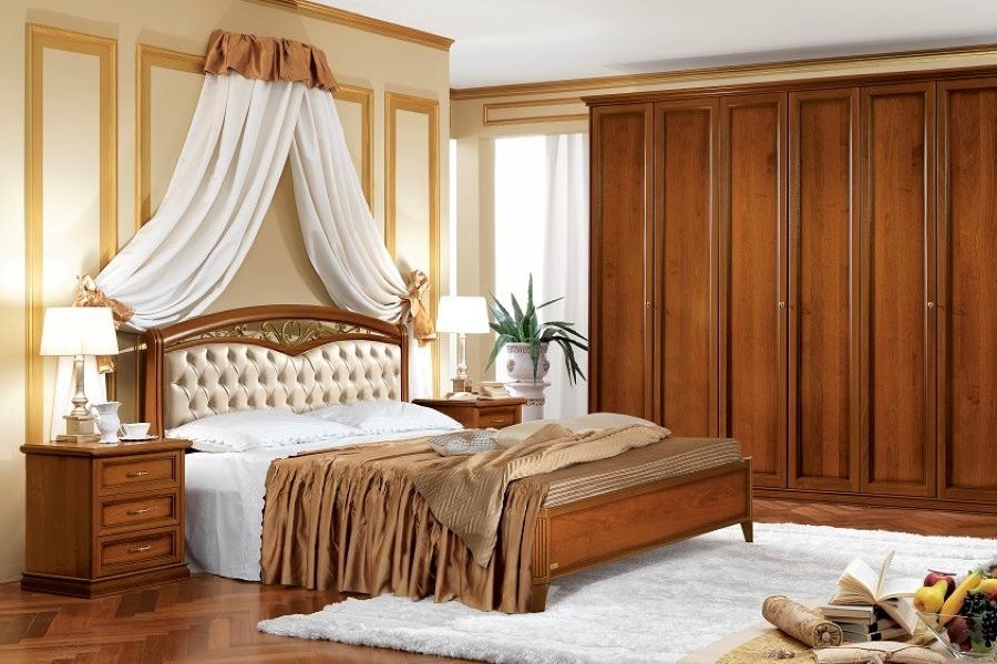 Klassieke slaapkamer in noten