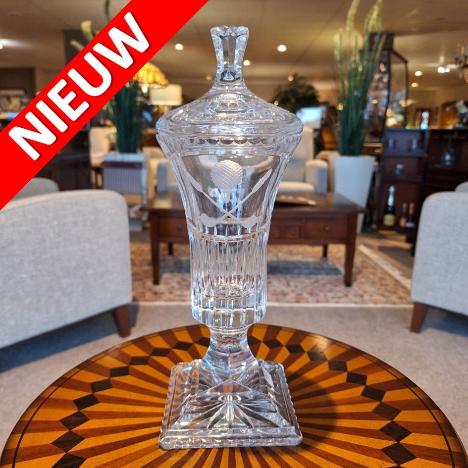 Diverse kristallen karaffen en schalen