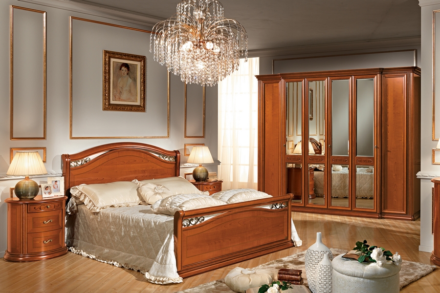 Klassieke slaapkamers in noten, kersen en wit. Klassieke slaapkamers in noten, kersen en wit.