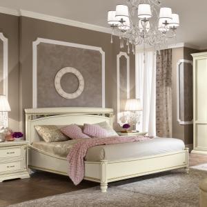 Tweepersoonsbed wit klassieke slaapkamer