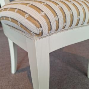 klassieke witte eettafel met stoelen
