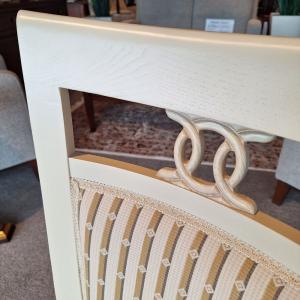 klassieke witte eettafel met stoelen