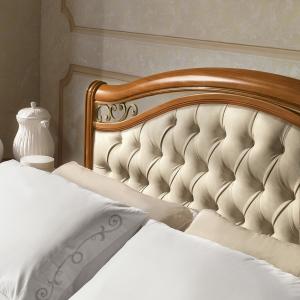 Detail kersenhouten bed klassiek