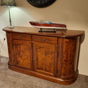 Klassiek dressoir wortelnoten