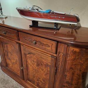 noten met wortelnoten dressoir