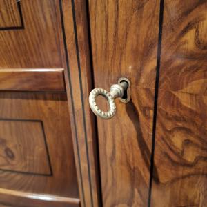 grote wortelnoten kast detail