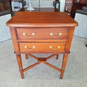 kleine klassieke sidetable met lades