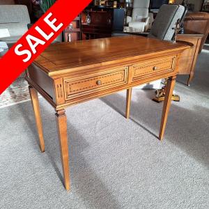 kleine klassieke schrijftafel noten 821