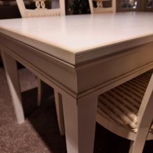 klassieke witte eettafel met stoelen