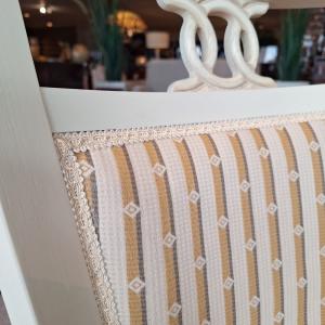 klassieke witte eettafel met stoelen