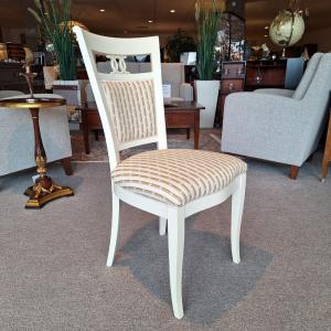 klassieke witte eettafel met stoelen