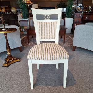 klassieke witte eettafel met stoelen