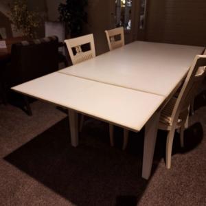 klassieke witte eettafel met stoelen
