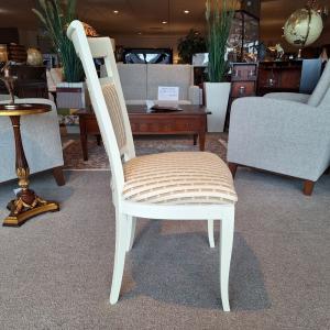 klassieke witte eettafel met stoelen