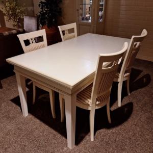 klassieke witte eettafel met stoelen