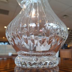 kristallen karaf met handvat en stop