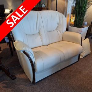 klassieke bank met notenhouten sierlijst