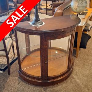 half ronde vitrine