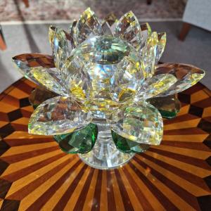 lotusbloem kristal op voet